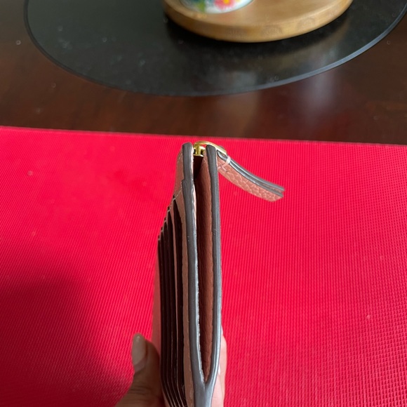 Authentic Tory Burch Wallet with Zipper and 5 card slots - Pink with Gold T - Picture 6 of 7